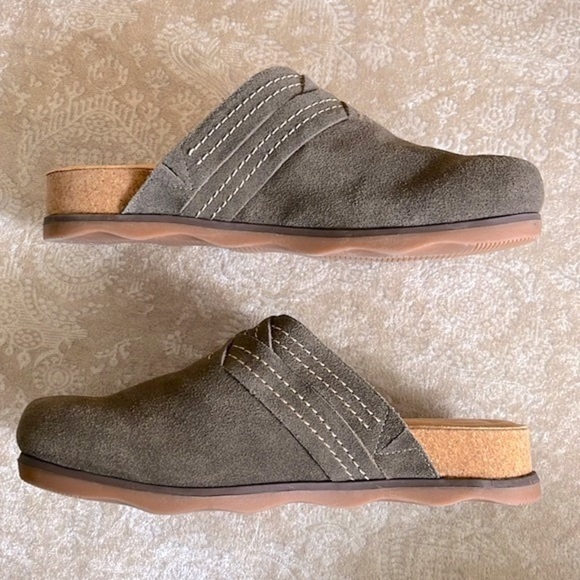 Brand New Clarks Genuine Suede Slip On Clogs Dark Olive Brynn Comfort Slide Mule - Picture 12 of 16